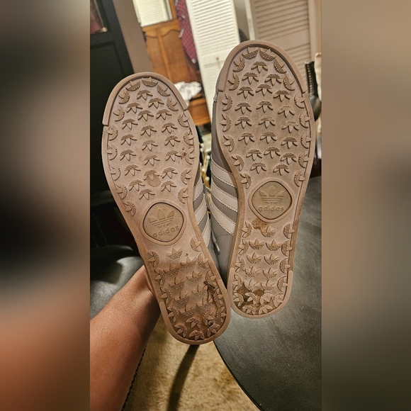 ADIDAS SAMOA in Grey/White. Gold details. Size 7.5 - Picture 3 of 16